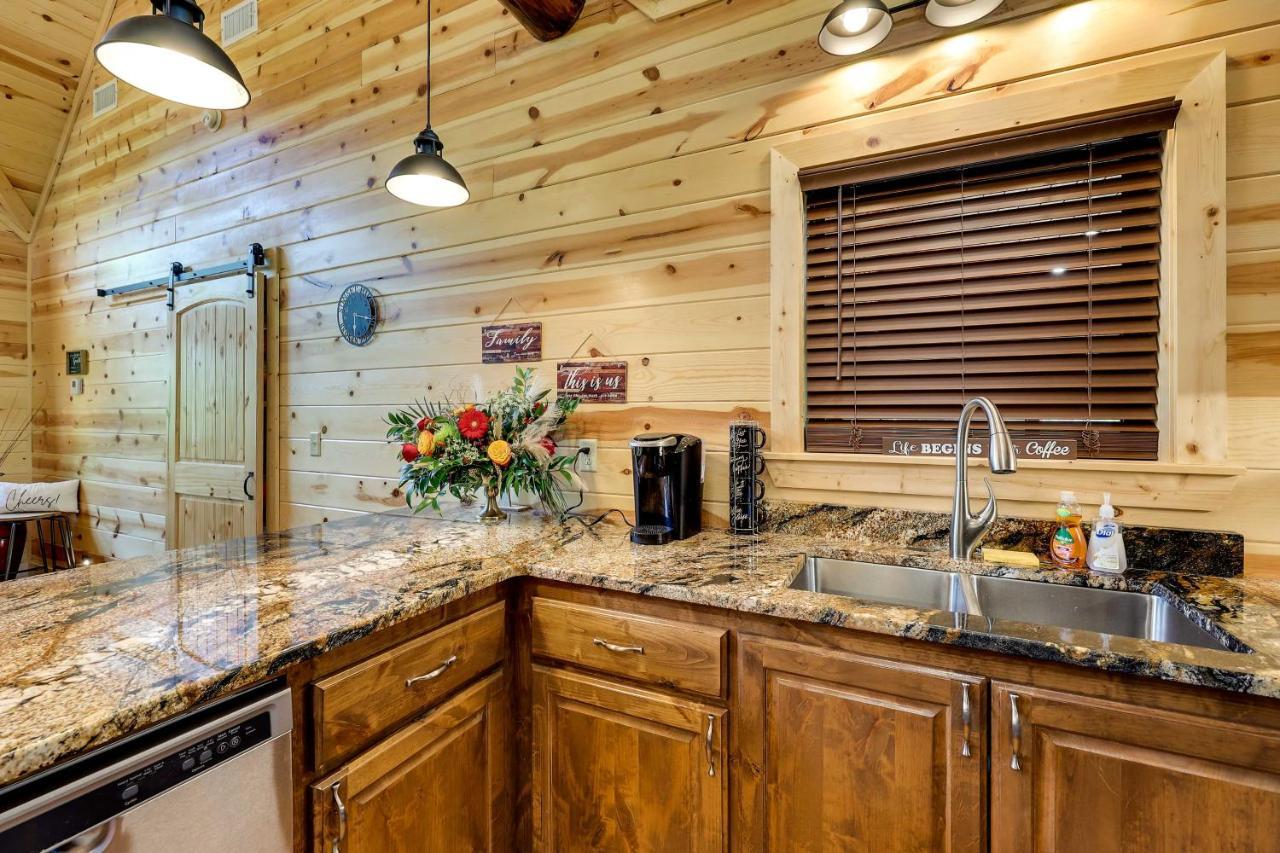 Broken Bow Cabin With Hot Tub And Outdoor Fireplace! Екстериор снимка
