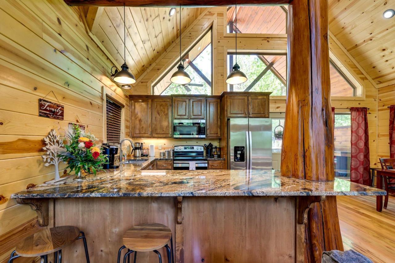 Broken Bow Cabin With Hot Tub And Outdoor Fireplace! Екстериор снимка