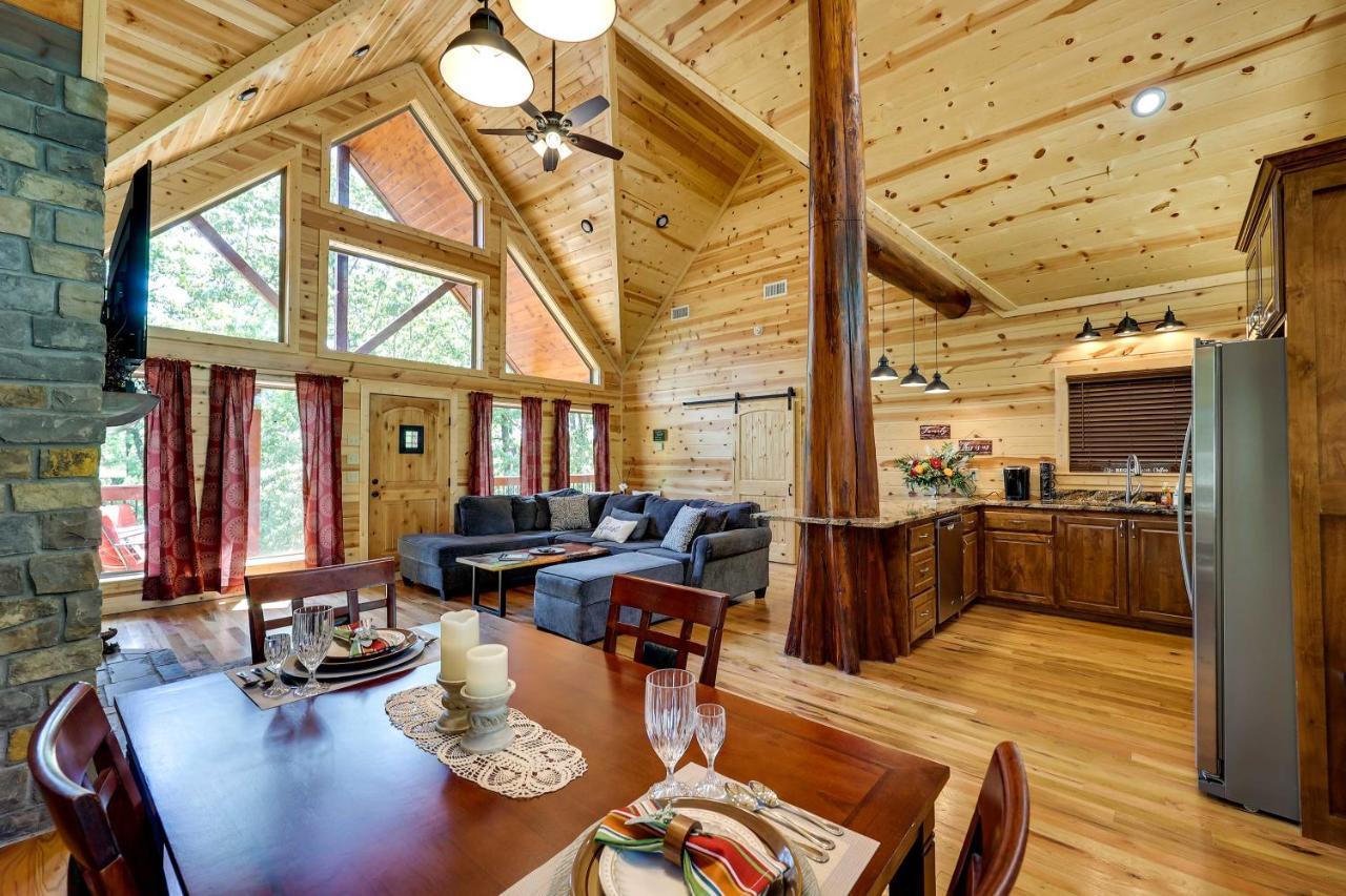 Broken Bow Cabin With Hot Tub And Outdoor Fireplace! Екстериор снимка