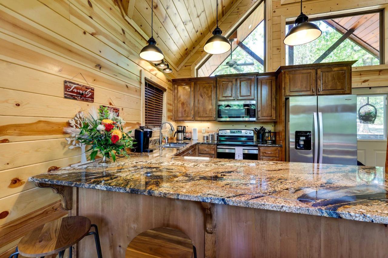 Broken Bow Cabin With Hot Tub And Outdoor Fireplace! Екстериор снимка