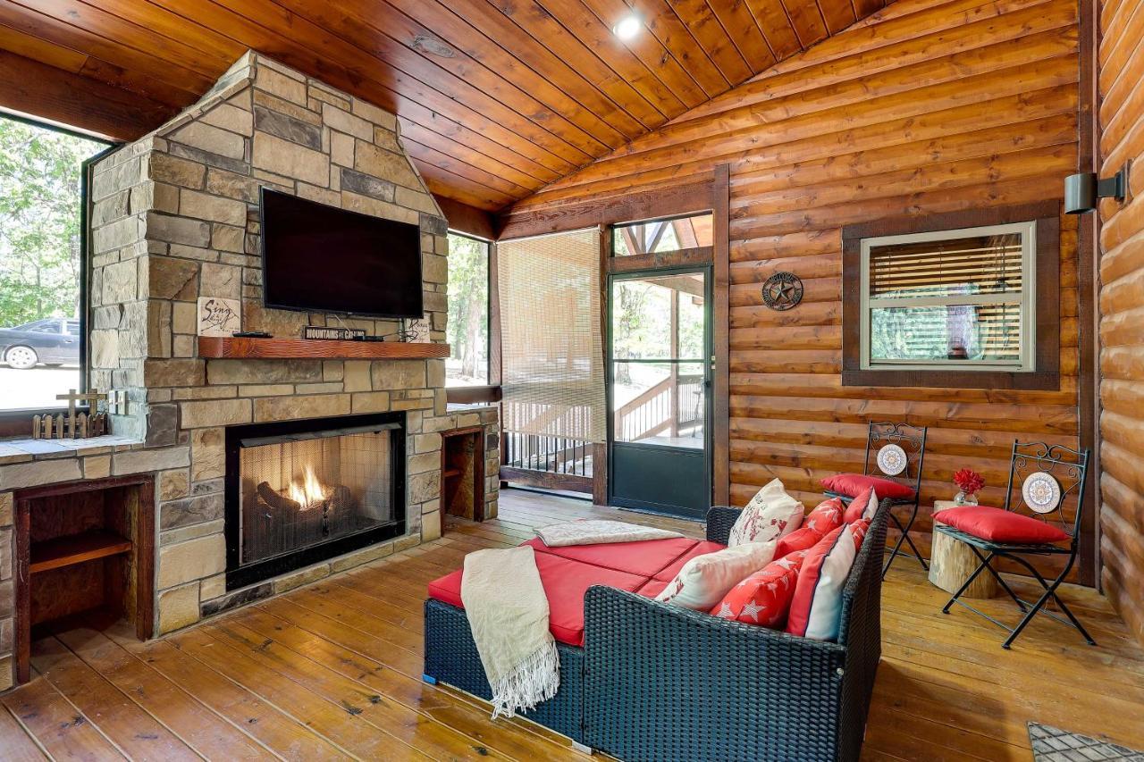 Broken Bow Cabin With Hot Tub And Outdoor Fireplace! Екстериор снимка