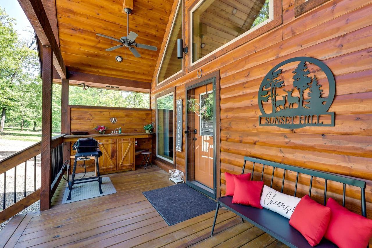Broken Bow Cabin With Hot Tub And Outdoor Fireplace! Екстериор снимка
